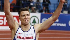 Brit Andy Pozzi slaví zlato na 60 metr pekáek na halovém mistrovství Evropy.