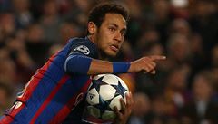 Útoník Barcelony Neymar slaví jeden z gólu v síti Paris St. Germain.