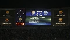 Nejdív si Michael Owen (vpravo) utahoval z bývalého paráka Ronalda, te slavil postupový gól úhlavního nepítele.