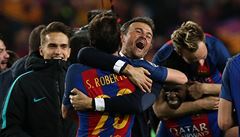 Fotbalisté Barcelony slaví postup do tvrtfinále Ligy mistr pes PSG.
