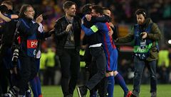 Fotbalisté Barcelony slaví postup do tvrtfinále Ligy mistr pes PSG.