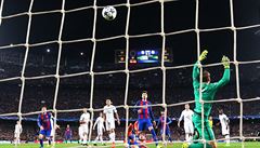 Nejdív si Michael Owen (vpravo) utahoval z bývalého paráka Ronalda, te slavil postupový gól úhlavního nepítele.