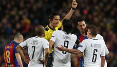 Osmifinále Ligy mistr Barcelona - Paris St. Germain (Cavani dostává lutou...