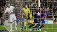 Osmifinále Ligy mistr Barcelona - Paris St. Germain (Neymar a Suárez slaví gól)
