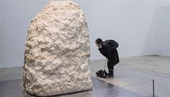 ena se dívá na kámen, ve kterém byl na týden schován Francouz Abraham...