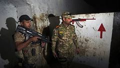 Irácké bezpenostní jednotky prohledávají nedávno objevený tunel, který...