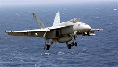 Stíhací letoun F18 tsn ped pistáním na palubu americké letadlové lodi USS...