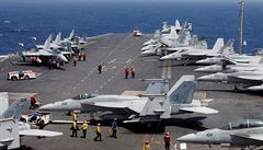 lenové amerického námonictva pipravují stíhací letoun F-18 Hornet k peletu...