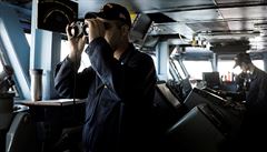 len posádky americké letadlové lodi USS Carl Vinson pozoruje dalekohledem...
