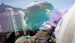 Pilot amerických vzduných sil se signály dorozumívá se leny pozemní posádky...