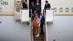 Saudský král sjídí po eskalátoru po píletu do Indonésie.