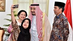 Saudský král, bývalá prezidentka Indonésie a její dcera si spolen dlají...