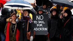 Belgické a polské eny protestují proti potratm. Mezinárodní den en v EU.