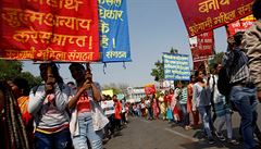 eny drí transparenty pi úasti na akci Mezinárodního dne en v Novém Dillí.