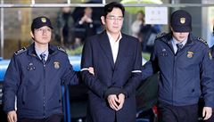 Policisté pivádí éfa Samsungu I ong-je na úad speciálního prokurátora.