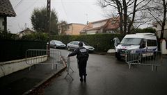 Francouzská policie v ulici zmizelé rodiny v Orvault na západ zem.