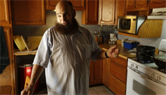 Libyjec Mohamed Bzeek, který si do p�stounské pé�e bere pouze nevylé�iteln�...