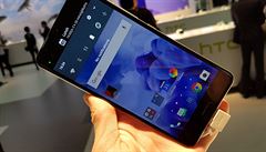 HTC U Ultra - pikový a drahý smartphone s malým druhým displejem na veletrhu...
