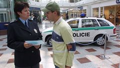 Policie v roce 2003 lákala do sluby i v obchodních centrech.