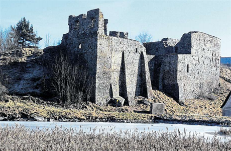 Ruiny hradu Borotín, stojící na vyvýenin nad rybníkem, vyhledávají nejen...