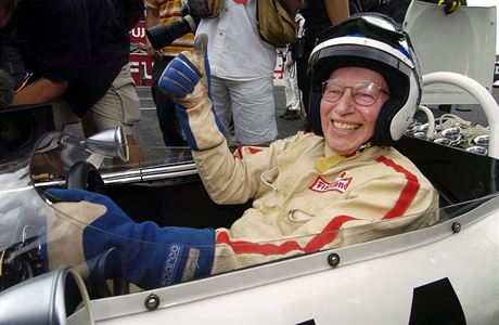 V 83 letech zemela motoristická legenda Brit John Surtees (na archivním snímku...