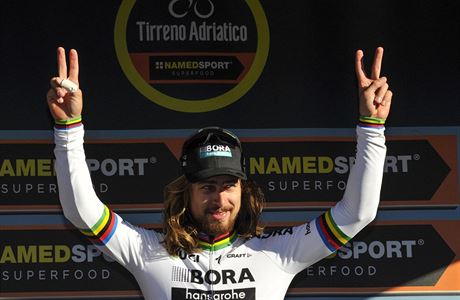 Peter Sagan slaví vítzství v etap na Tirreno Adriatico.