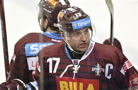 HC Kometa Brno - HC Sparta Praha. Kapitán hostí Jaroslav Hlinka.