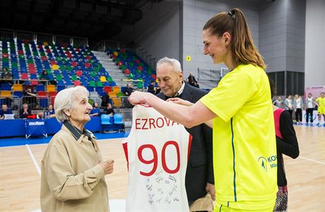 Ilona Burgrová blahopeje Han Ezrové k jubileu