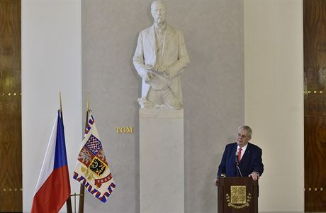 Prezident Milo Zeman na tiskov konferenci uspodan 10. bezna na Praskm...
