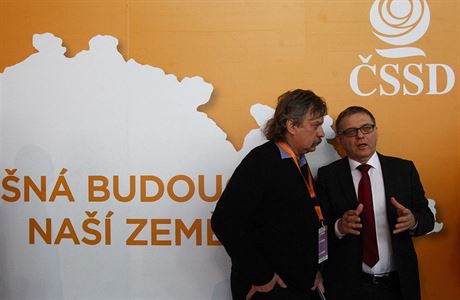Ministr Lubomír Zaorálek spolu s europoslancem Janem Kellerem na sjezdu SSD.