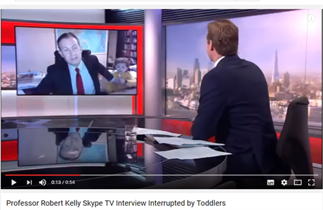 Zábr z videorozhovoru mezi britským profesorem Kellym a moderátorem z BBC.