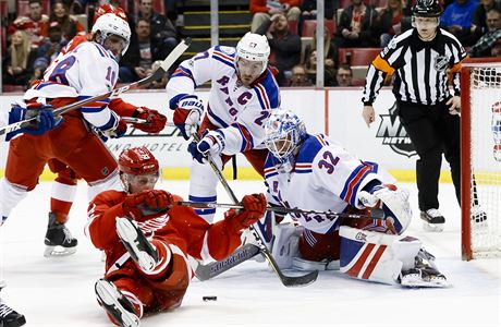 Petr Mrázek v brán pi utkání New York Rangers s Detroitem.