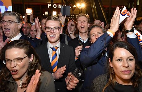 astn stoupenci Mark Rutteho tleskaj nov zvolenmu premirovi.
