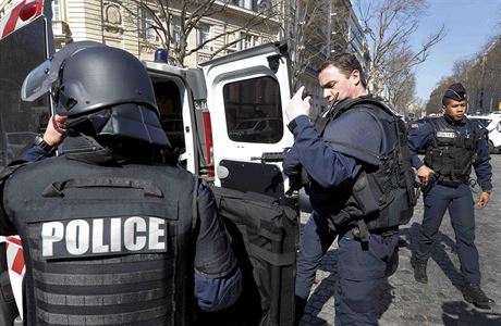 Zasahující francouzská policie.