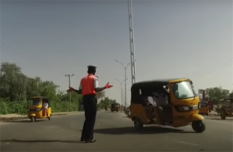 Policista v Nigérii ídí provoz pomocí tance