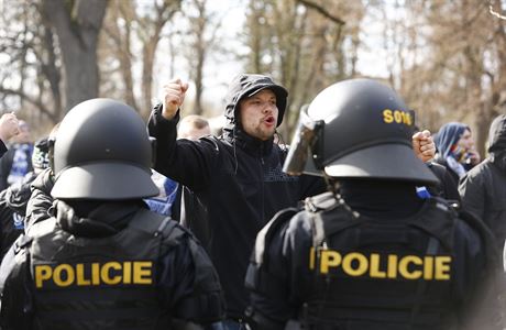 Fanouek Banku Ostrava skanduje pokik ped pihlejcmi policisty.