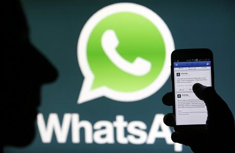 Uivatelé mobilní aplikace WhatsApp nemohou posílat a pijímat zprávy.