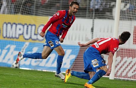 Fotbalisté Plzn Marek Bako (vlevo) a Milan Petrela (vpravo).