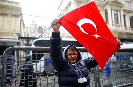 Na nizozemském konzulátu Turci vymnili v Istanbulu vlajku Nizozemska za...