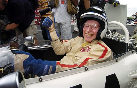 V 83 letech zemela motoristická legenda Brit John Surtees (na archivním snímku...