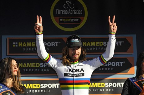Peter Sagan slaví vítzství v etap na Tirreno Adriatico.