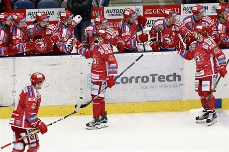 Hráči Třince se radují z gólu na ledě Chomutova.