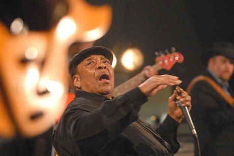 James Cotton na pódiu festivalu Blues Alive v umperku (2008)