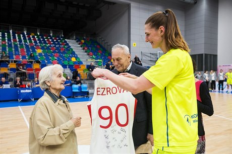 Ilona Burgrová blahopeje Han Ezrové k jubileu