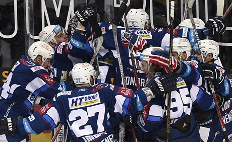 Hokejisté Komety Brno se radují z první výhry v sérii.