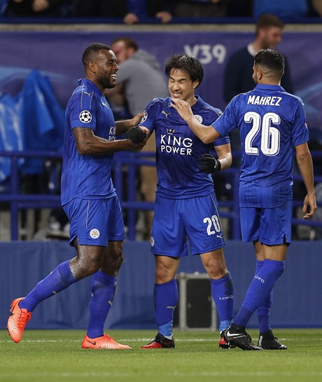 Fotbalisté Leicesteru (Morgan, Okazaki, Mahrez) slaví gól proti Seville