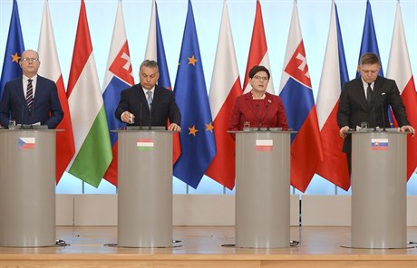 Premiéi Visegrádské skupiny na tiskové konferenci ve Varav 2. bezna 2017.