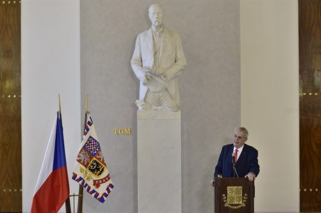 Prezident Milo Zeman na tiskové konferenci uspoádané 10. bezna na Praském...