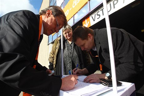 Píznivci Zemana sbírají podpisy pro prezidentskou volbu.