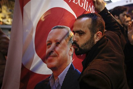 Turecký protestující „líbá“ Erdogana.